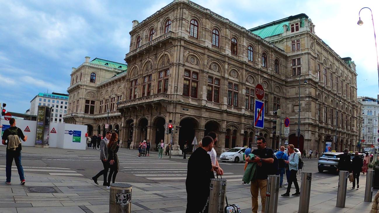 Wiedeń Centrum Starego Miasta - Centrum Starego Miasta w Wiedniu to prawdziwa podróż przez wieki, wypełniona architektonicznym splendorem i historycznym dostojeństwem. Spacerując wąskimi ulicz...