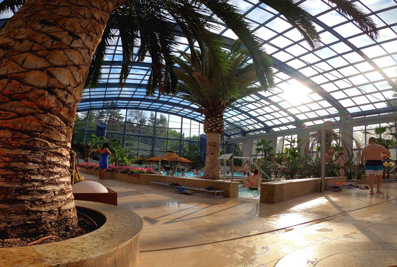 Baseny Tropikalne - Baseny Tropikalne w Kielcach to egzotyczny azyl pod dachem, gdzie temperatury i klimat przenoszą odwiedzających w odległe tropiki. Otoczone bujną roślinnością i...