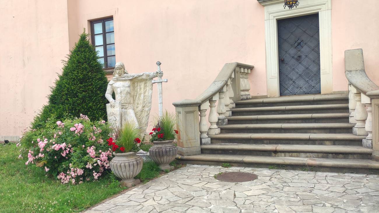 Niepołomice - Niepołomice to urokliwe miasteczko położone niedaleko Krakowa, znane ze swojego królewskiego dziedzictwa i majestatycznego Zamku Królewskiego. Historia przeplat...