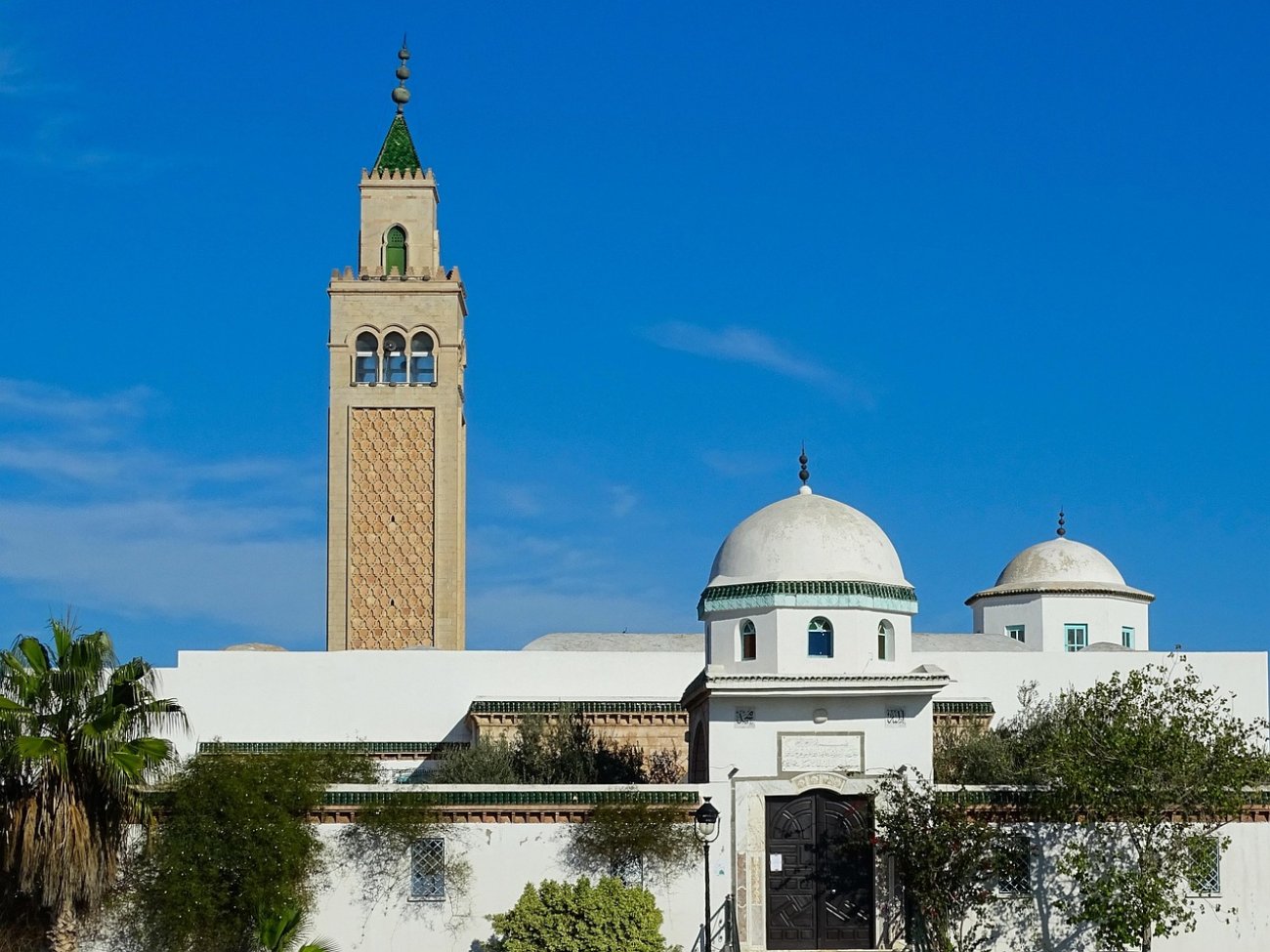 Tunis: Brama do Przeszłości i Przyszłości - Tunis, stolica Tunezji, to fascynujące miejsce, gdzie przeszłość spotyka się z teraźniejszością. Spacerując po wąskich uliczkach Medyny, można poczuć pulsującą...