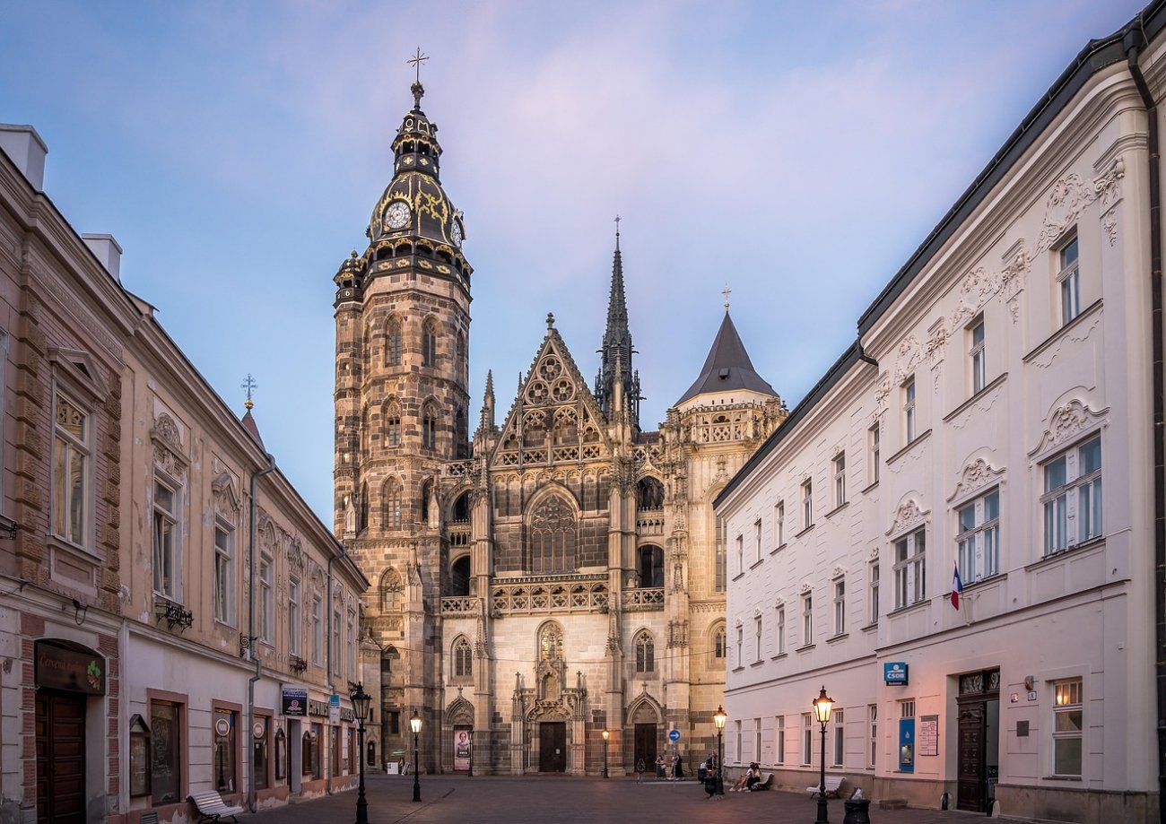 Duch Historii i Nowoczesności w Koszycach - Koszyce to miejsce, gdzie historia spotyka nowoczesność, tworząc fascynującą mozaikę kultury i architektury. Spacerując po brukowanych uliczkach, odkryjesz goty...