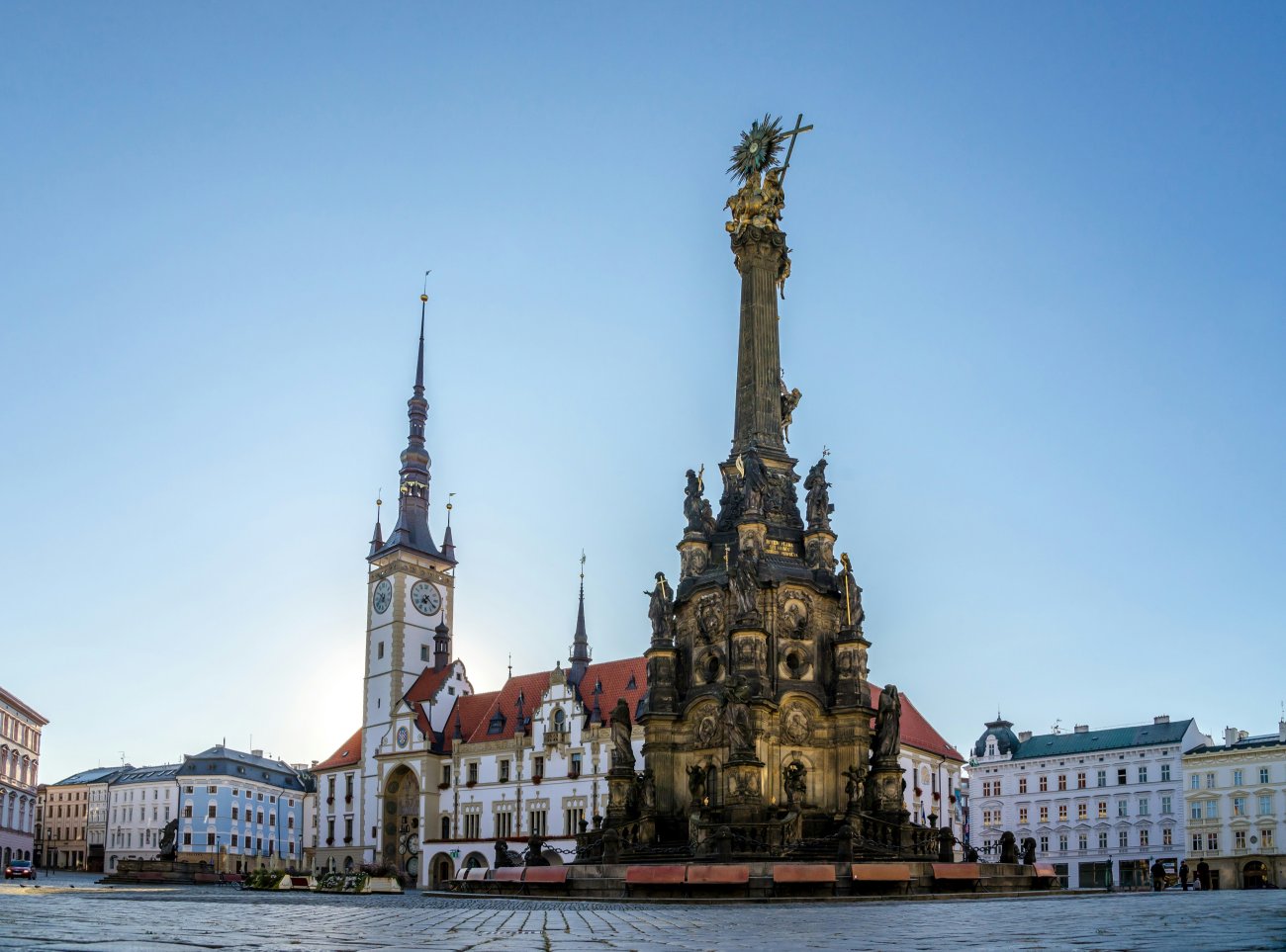 Ołomuniec - Perła Moraw z Majestatyczną Przeszłością - Ołomuniec, skryty w sercu Moraw, zachwyca swoją majestatyczną aurą i bogatą historią. Spacerując po jego brukowanych uliczkach, można niemal poczuć dotyk przesz...