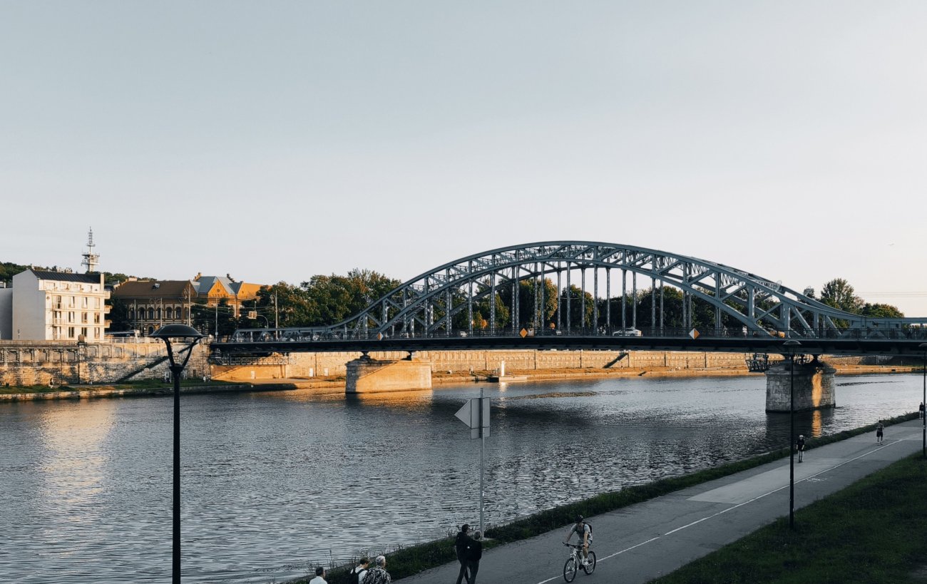 Krakowskie Ścieżki: Podgórze, Zakole Wisły i Kazimierz - Podgórze to fascynująca dzielnica Krakowa, pełna kontrastów i historycznych zakamarków. Położone w zakolu Wisły, tuż pod majestatycznym Wawelem, oferuje niepowt...