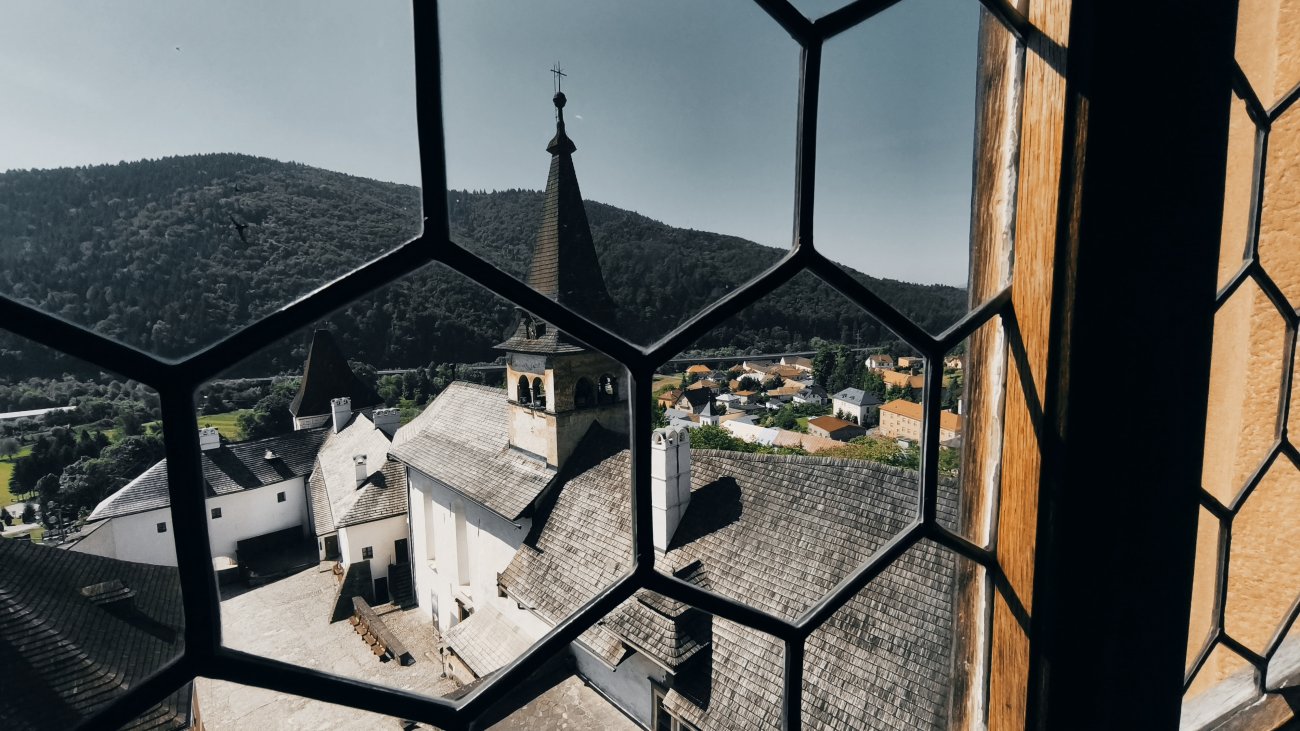 Spotkanie z Historią na Zamku Orawskim - Zamek Orawski w Orawskim Podzamczu to majestatyczna twierdza, której mury kryją stulecia fascynującej historii. Położony na szczycie skalistego wzgórza, zamek o...