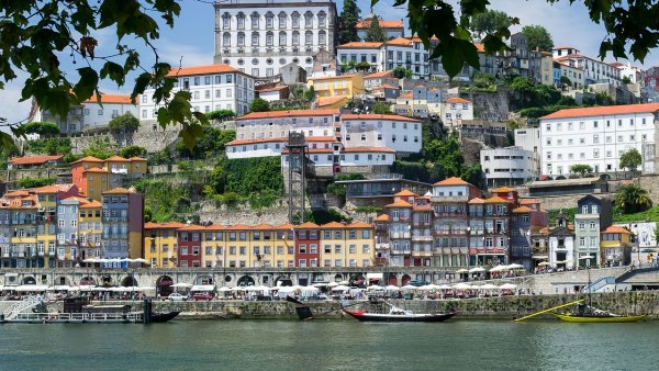 Porto: Subtelna kompozycja architektonicznych opowieści i pulsującej miejskiej energii