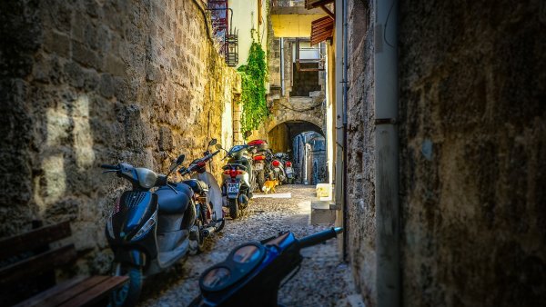 Rodi: frammenti di storia tra mura, tradizioni e sapori locali
