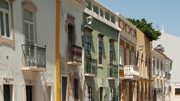 Tavira – rytmy miejskich ulic, murów i morskich pejzaży Algarve
