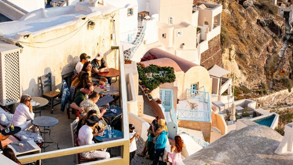 Santorini, Fira: historie, místní legendy a kulinářské objevy na útesech