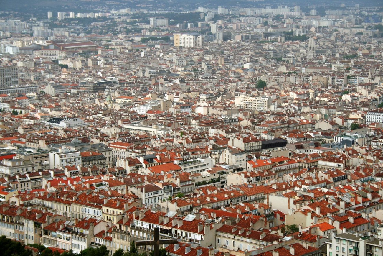 Marseille - Propletení Historie a Moderny - Marseille je město, kde se historie prolíná s modernou a každý kout vypráví svůj jedinečný příběh. Od rušného Vieux Port, kde se denně setkávají rybáři a turist...
