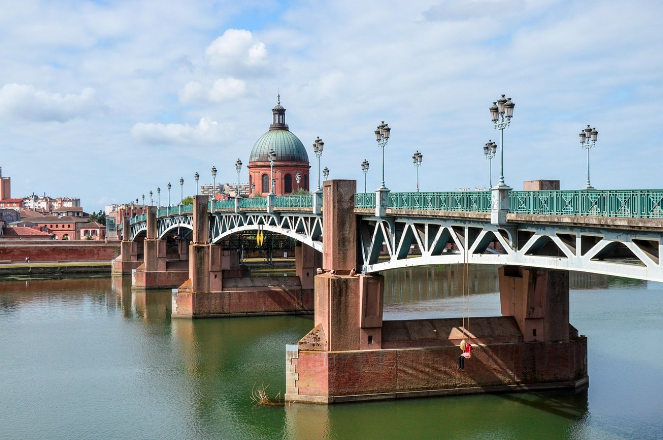 Toulouse - La Città dei Mattoni Rosa e delle Viole - Toulouse, affettuosamente conosciuta come la "città rosa", incanta i visitatori con il suo fascino unico del sud della Francia. Ogni angolo di questo luogo è in...