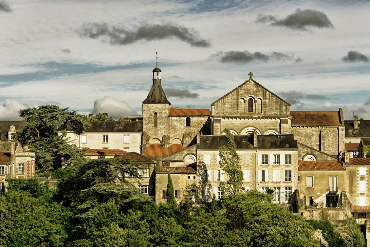 Explorez le charme intemporel de Poitiers : Un mélange de passé et de présent - Poitiers, une ville où l'histoire rencontre la modernité, offre une expérience captivante. Nichée sur une colline pittoresque entre les rivières Clain et Boivre...
