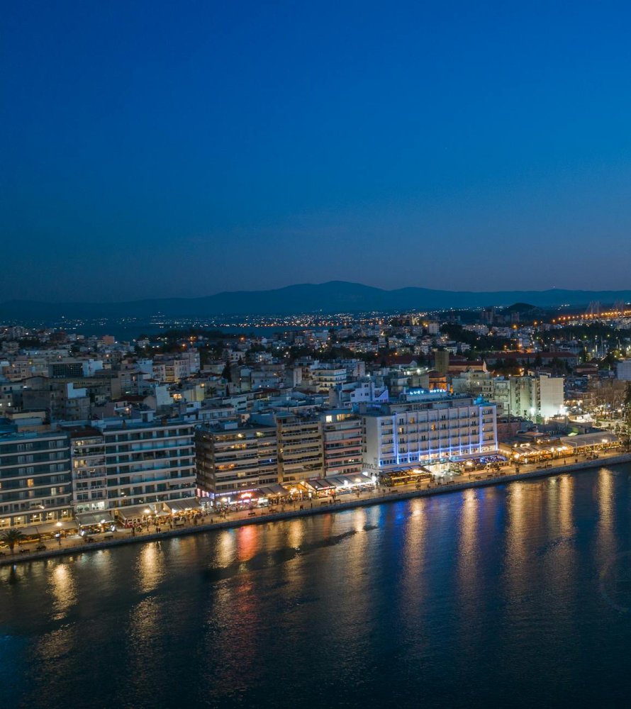 Chalkida - Carrefour des Mers Anciennes - Chalkida, au cœur de l'île d'Eubée, est un lieu où histoire et nature se rencontrent de manière unique. La ville s'étend des deux côtés du détroit d'Evripos, of...