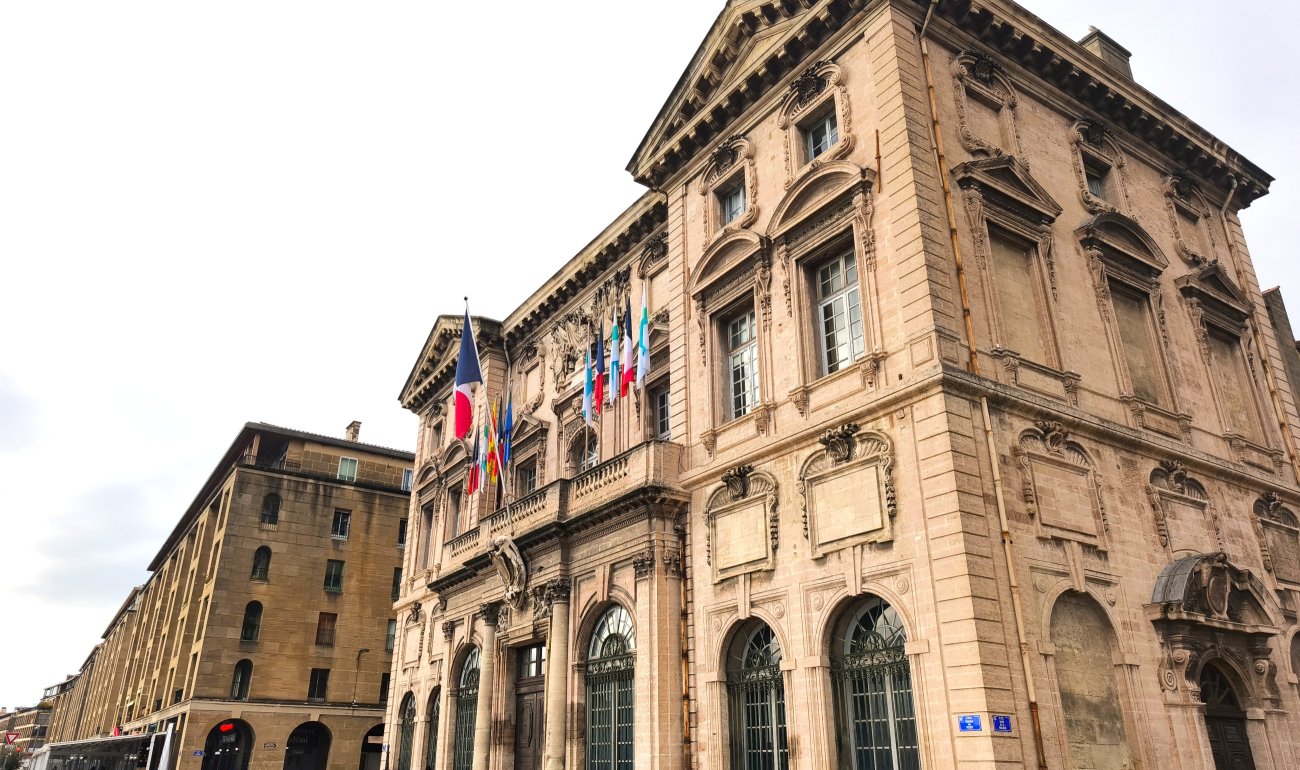 Marsiglia - Un Intreccio di Storia e Modernità - Marsiglia è una città dove la storia si intreccia con la modernità, e ogni angolo racconta la sua storia unica. Dal vivace Vieux Port, dove pescatori e turisti...