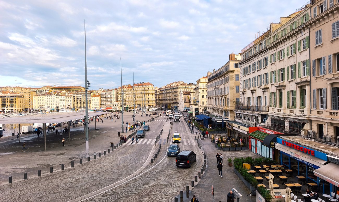 Marselha - Uma Tapeçaria de História e Modernidade - Marselha é uma cidade onde a história se entrelaça com a modernidade, e cada canto conta sua história única. Do movimentado Vieux Port, onde pescadores e turist...