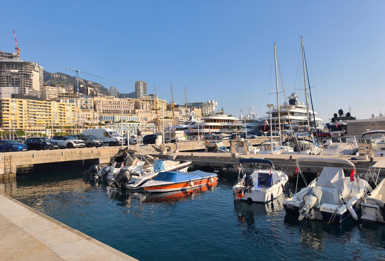 Mónaco: Una Mezcla de Elegancia e Historia - En Mónaco, la historia y la modernidad se entrelazan en una danza fascinante. Visitar este pequeño principado ofrece una degustación de su rica cultura, arraiga...